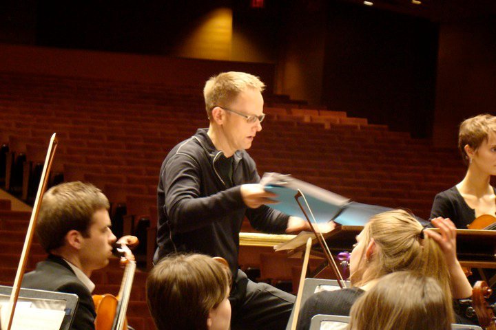 Craig Hella Johnson conducts the St. Olaf Orchestra